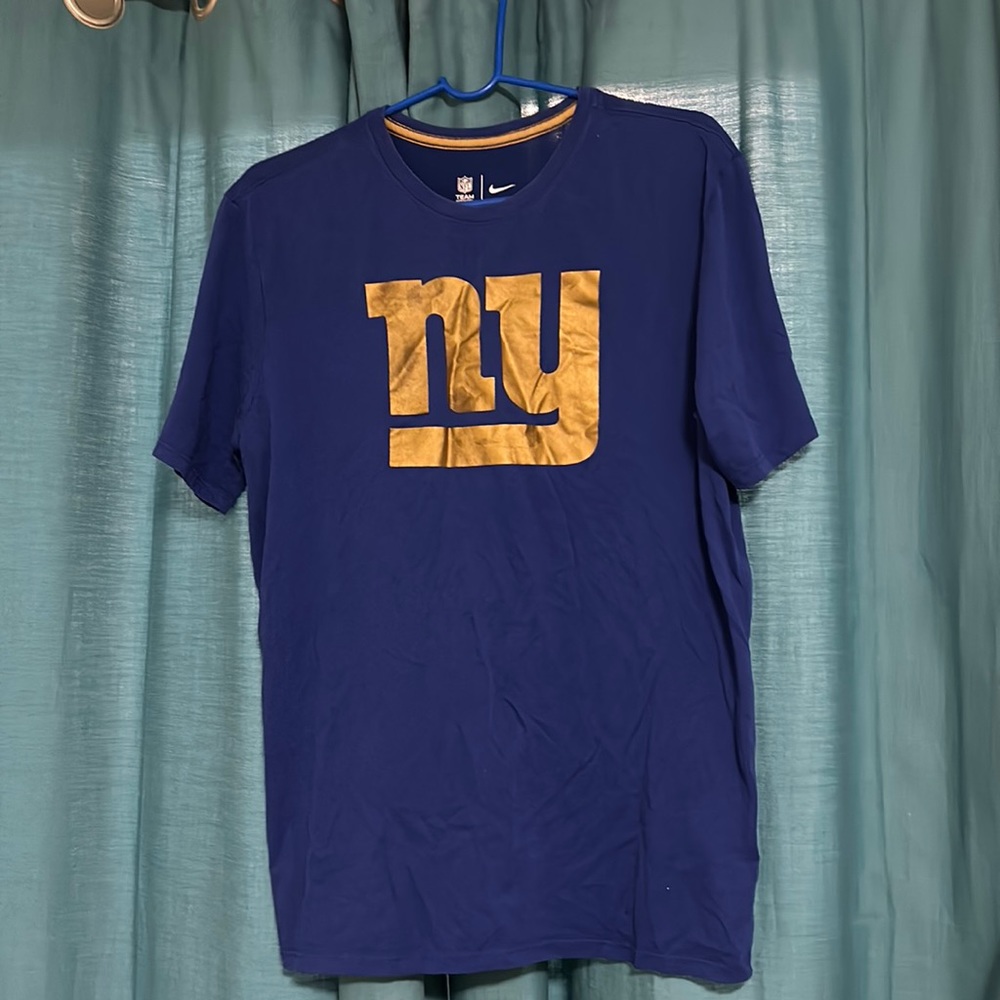 Use Large Men’s NY Giants gold logo shirt